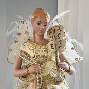 Angel playing a violin with wings and fine detail Ornament